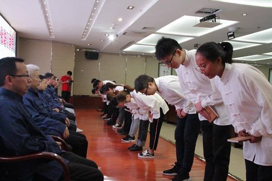 04、师父回赠市中医院文化读本